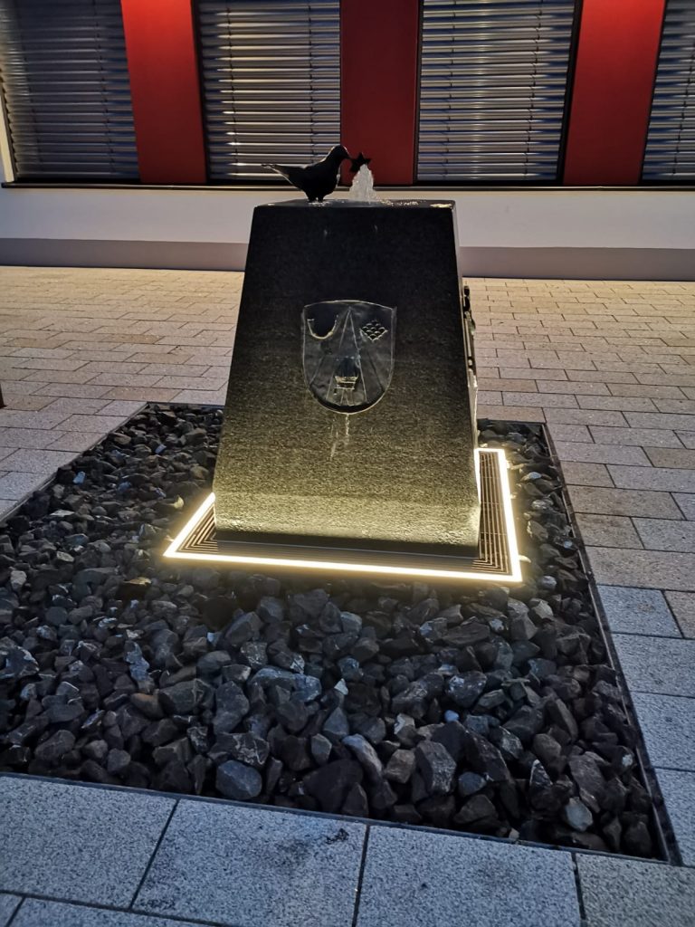 Brunnen Rathaus Oberostendorf
